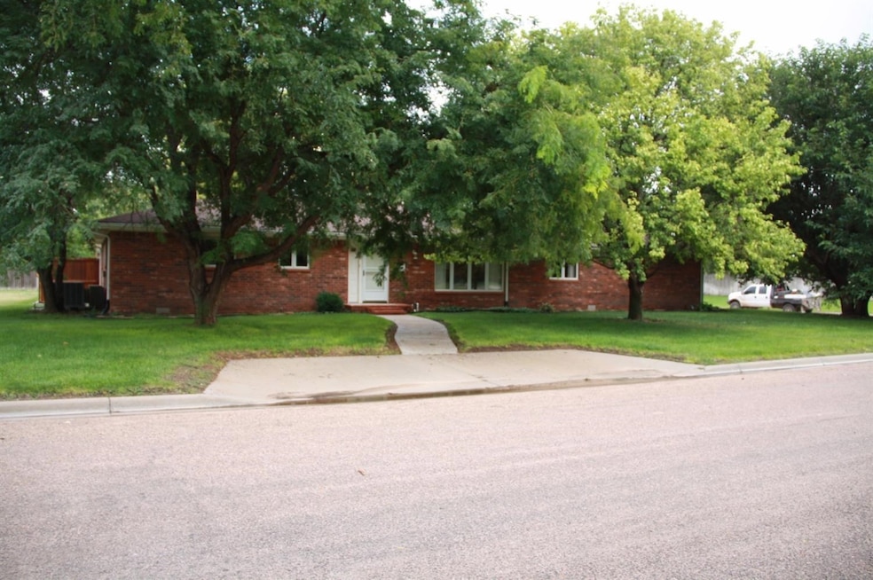 1410 S Jefferson St, Hugoton, KS 67951 - photo 1