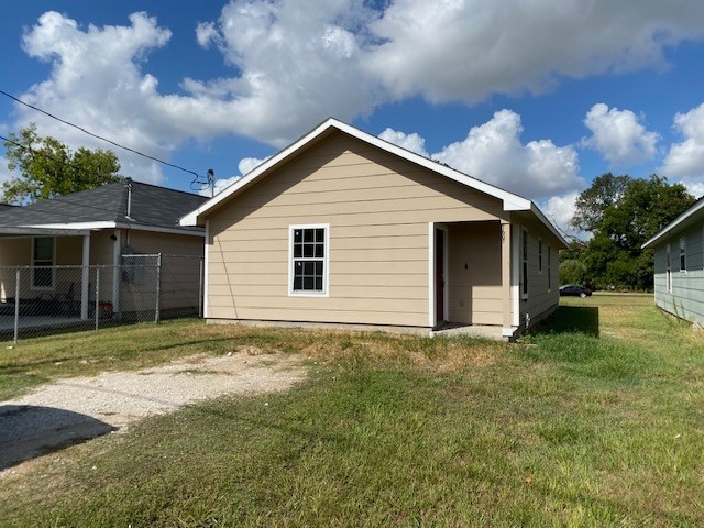 7607 Dyer St, Houston, TX 77088 - photo 1