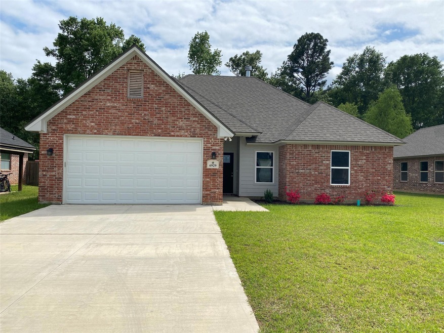View of front of house featuring a garage and a fr