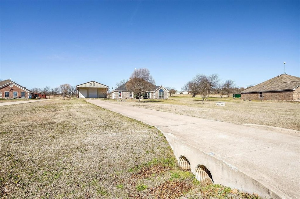 129 Lost Oak Dr, Azle, TX 76020 - photo 1
