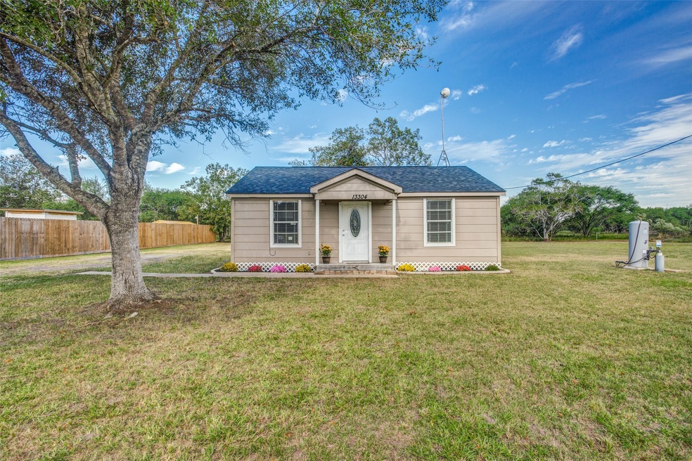 13304 Kanak St, Needville, TX 77461 - photo 1
