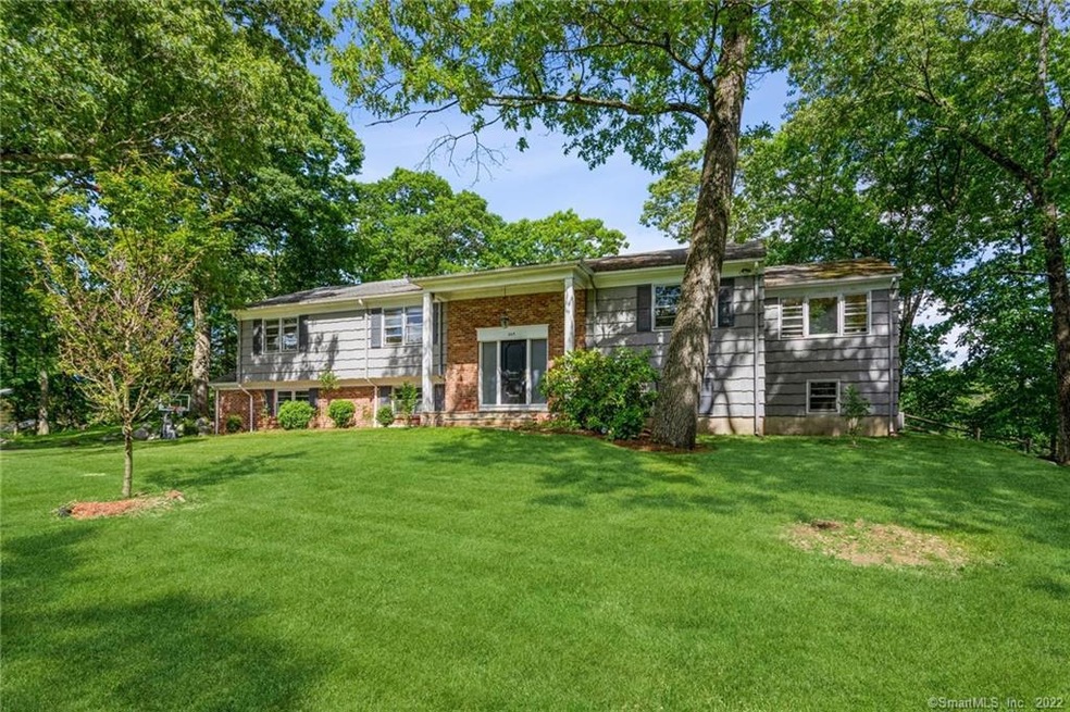 264 Dundee Rd, Stamford, CT 06903 - photo 1