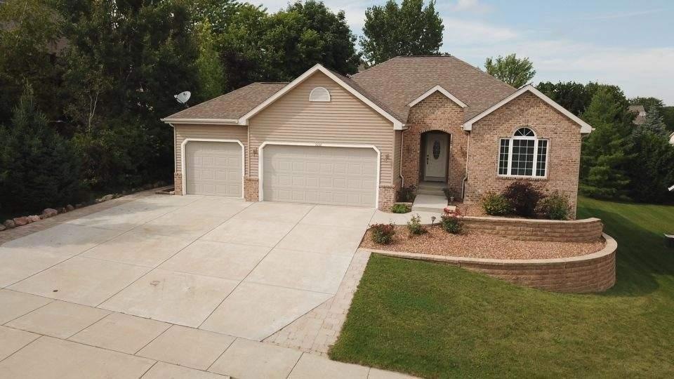 3228 Dubin Cir, West Bend, WI 53090 - photo 1