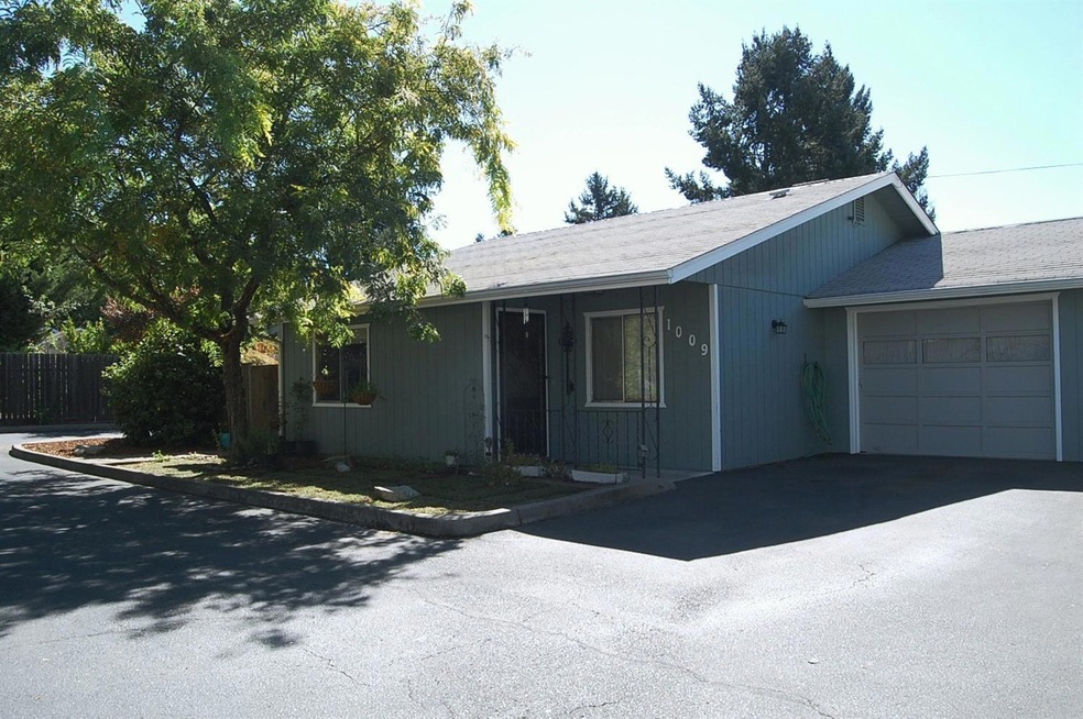 1009 SW Central Ave, Grants Pass, OR 97526 - photo 1