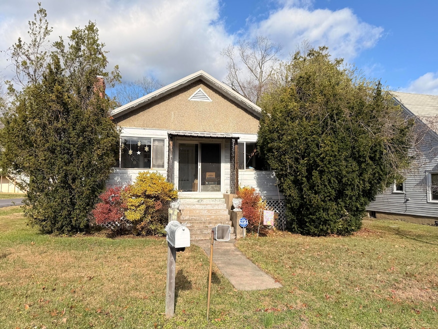 1400 Woodlawn St, Clifton Forge, VA 24422 - photo 1