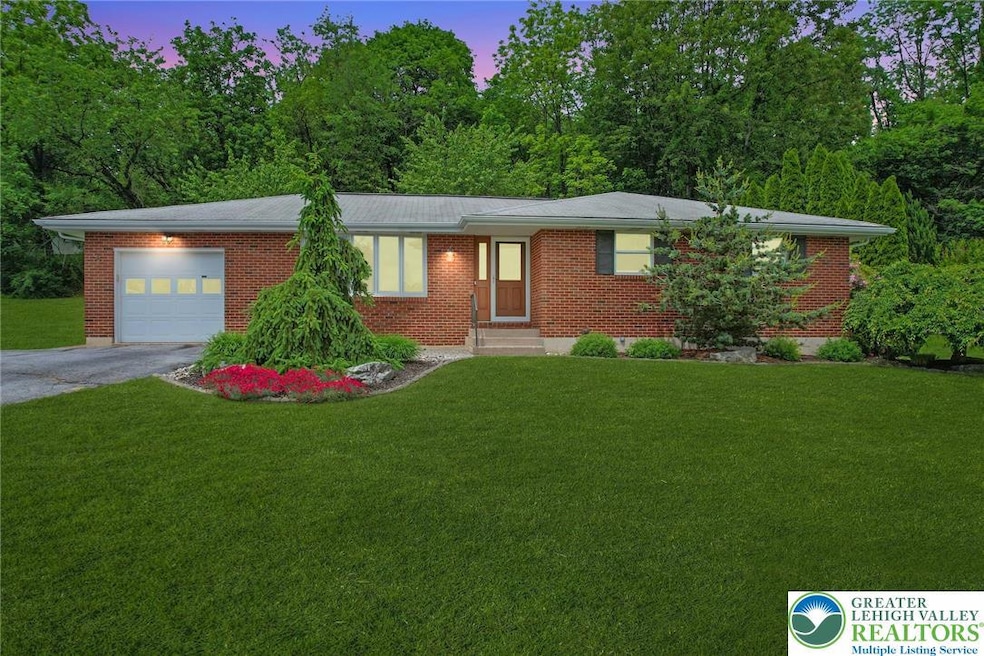 7320 W Hillcrest Ln, Slatington, PA 18080 - photo 1