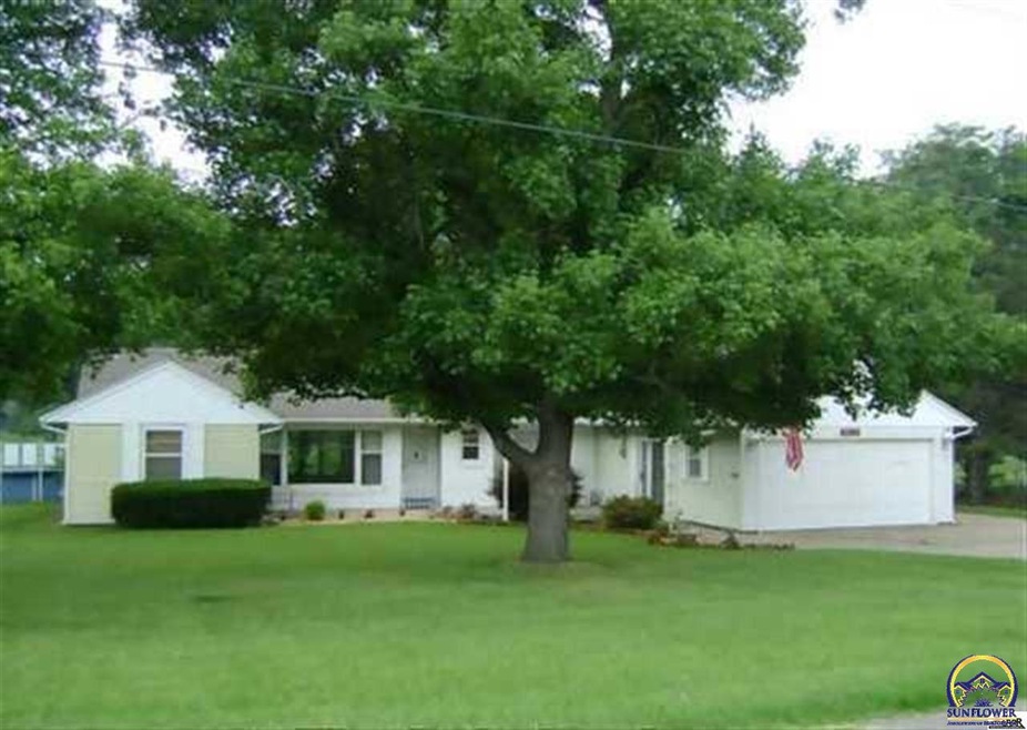 2807 SW Fairway Dr, Topeka, KS 66611 - photo 1