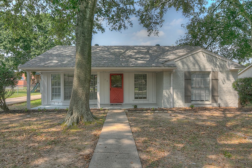 712 Clarence St, Tomball, TX 77375 - photo 1