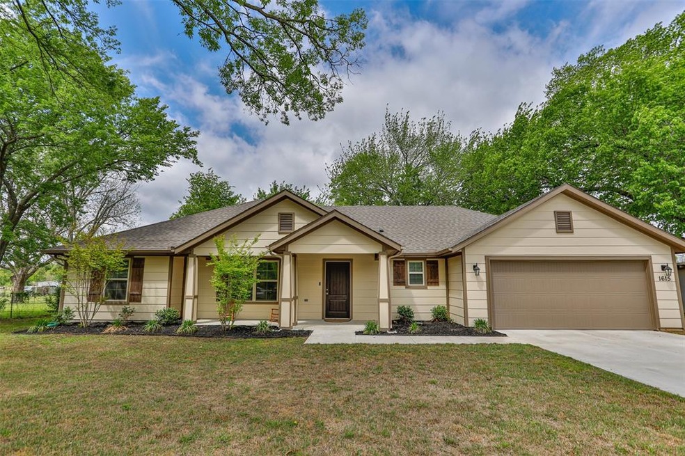 1615 S Lindsay St, Gainesville, TX 76240 - photo 1