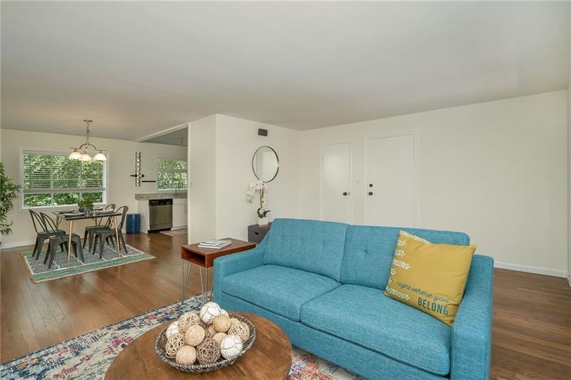Abundant light in this 2 bedroom condo!