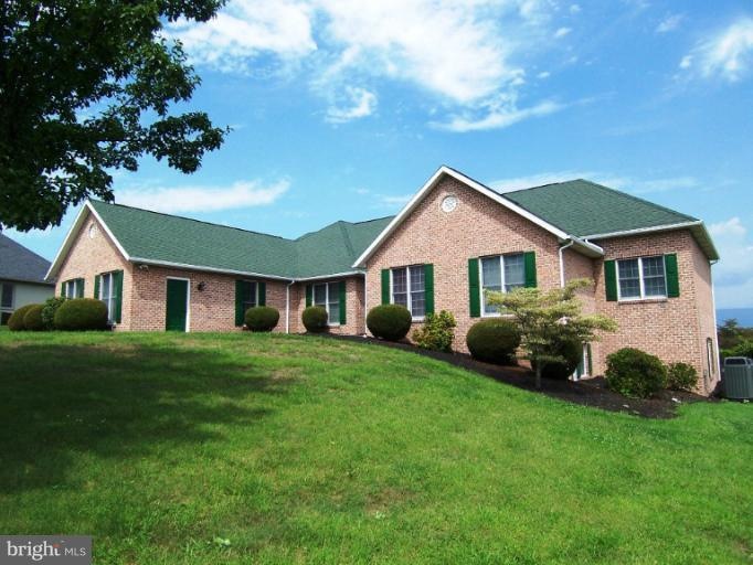 1590 Bunker Ct, Chambersburg, PA 17202 - photo 1