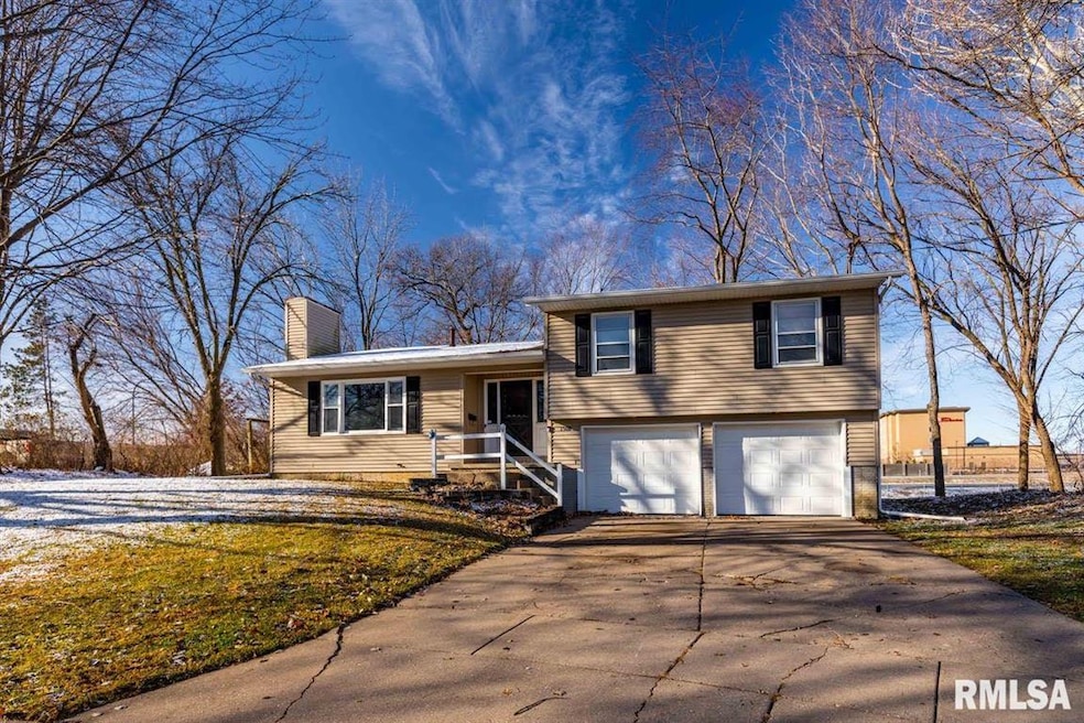 1500 Parklane Dr, Bettendorf, IA 52722 - photo 1