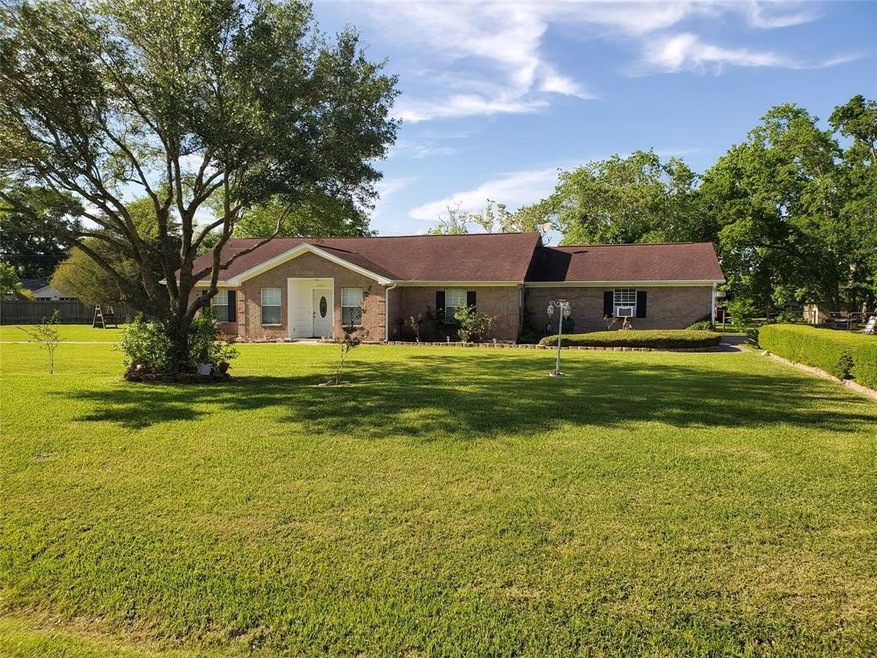 2626 W Dumble St, Alvin, TX 77511 - photo 1