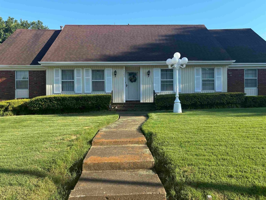 Ranch-style house with a front yard