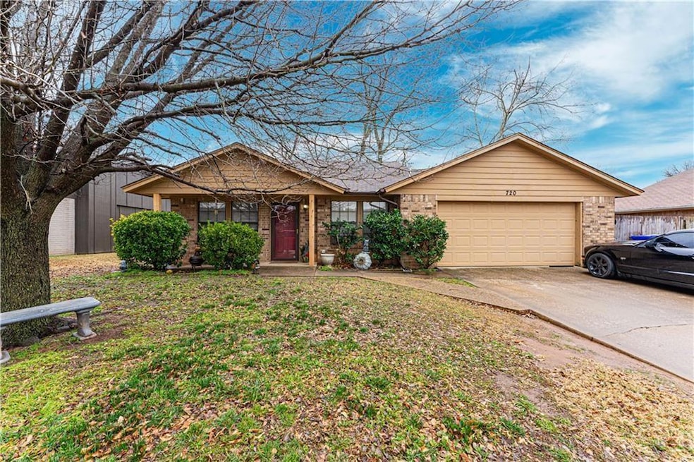 720 Peregrine Dr, Norman, OK 73072 - photo 1