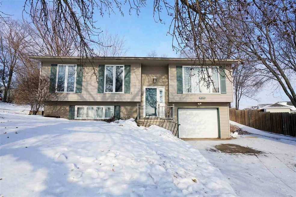 3956 Valdez Dr, Waterloo, IA 50701 - photo 1