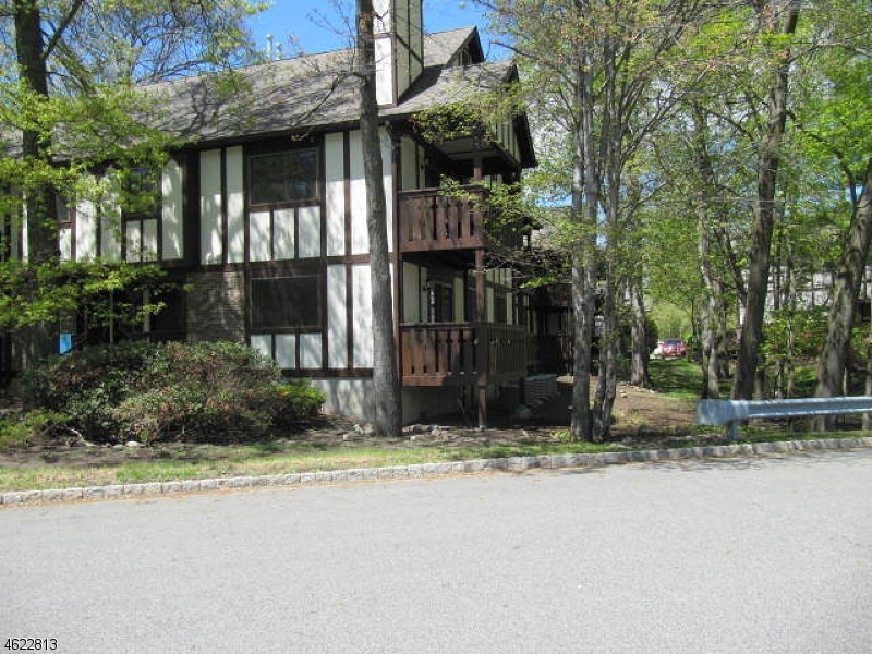 1812 Faulkner Ct unit 812, Mahwah, NJ 07430 - photo 1