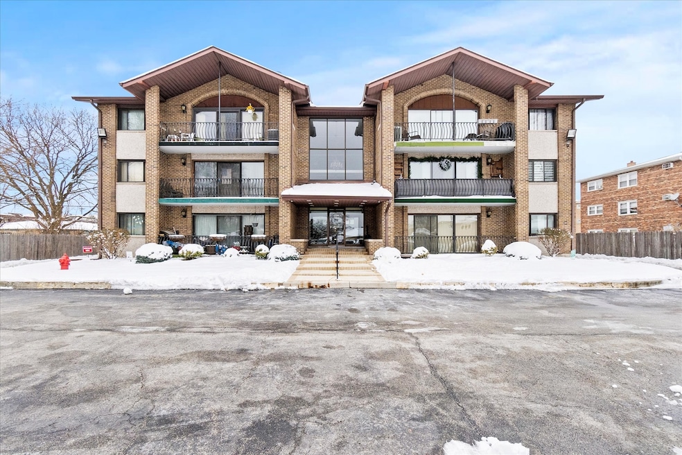 9051 S Roberts Rd unit 310, Hickory Hills, IL 60457 - photo 1