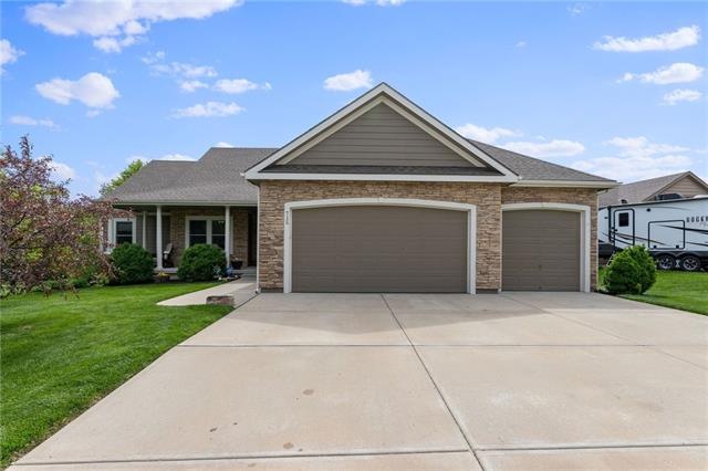 Welcome home to 715 154th Place, Basehor, Kansas..