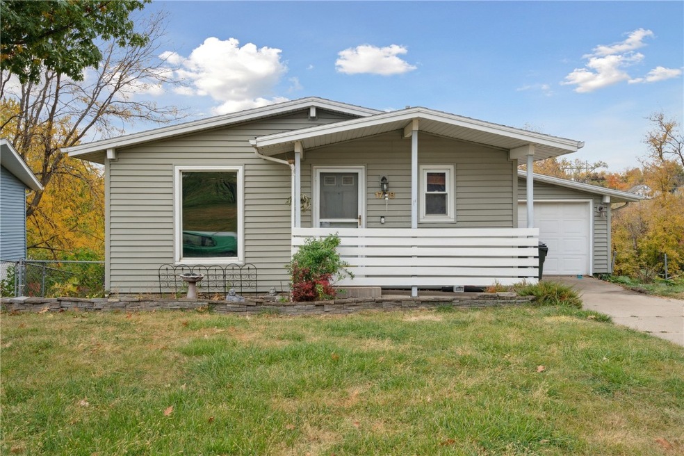 1728 Southview Dr NW, Cedar Rapids, IA 52405 - photo 1