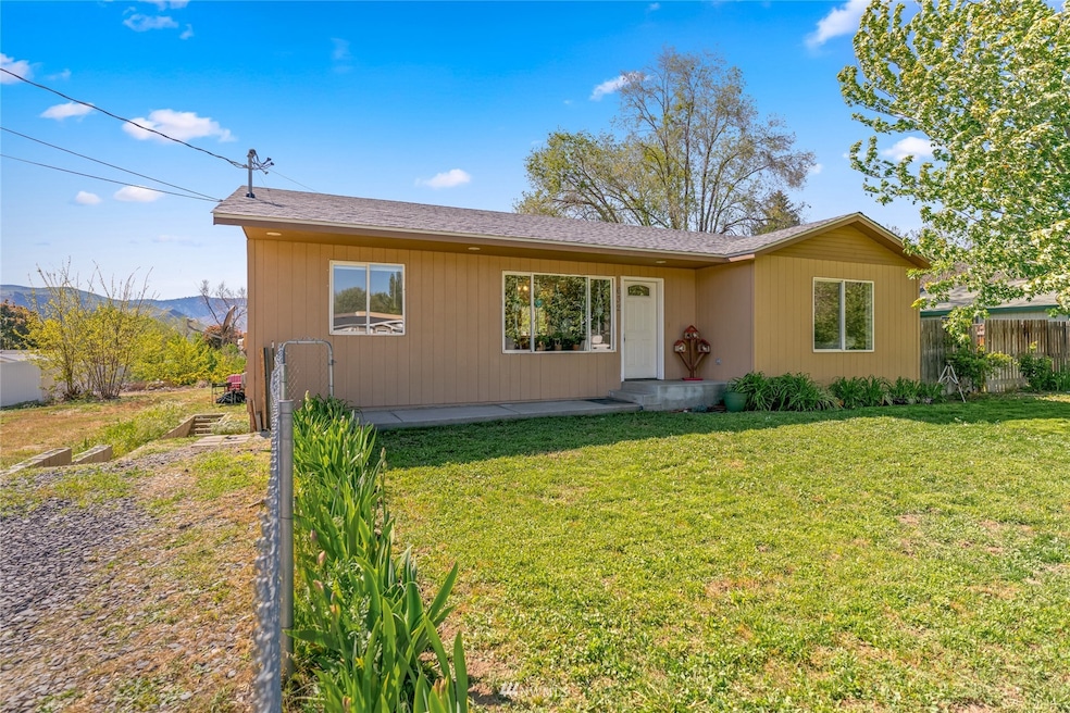 632 N Grover Place, East Wenatchee, WA 98802 - photo 1