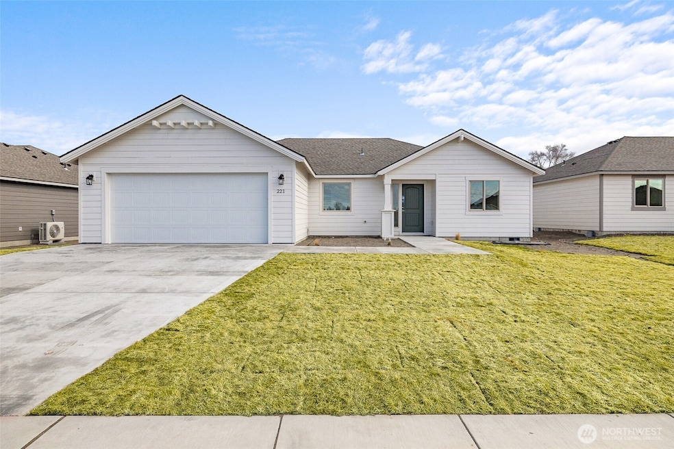 308 N Sandy Loop, Moses Lake, WA 98837 - photo 1