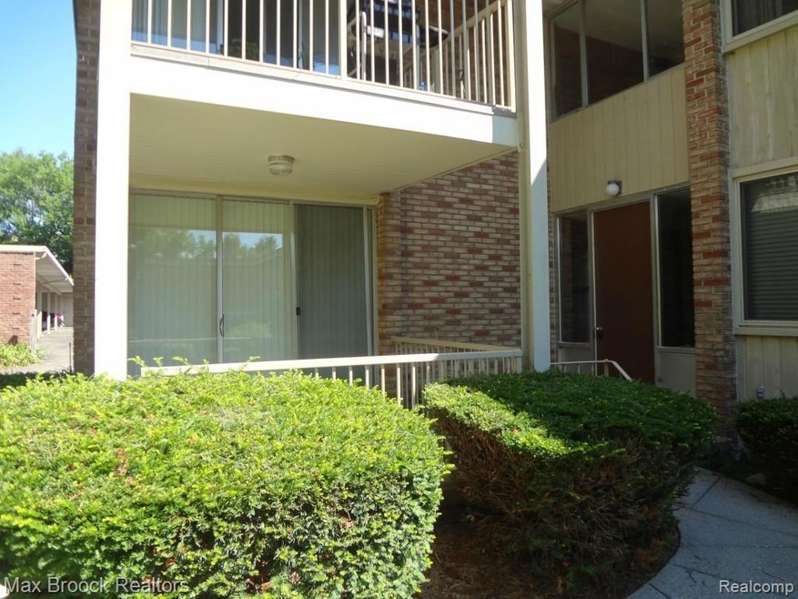4049 W Maple Rd unit 106, Bloomfield Hills, MI 48301 - photo 1