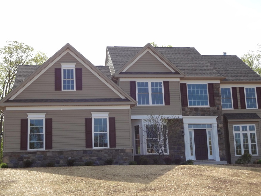 1097 Woodberry Dr, Mountain Top, PA 18707 - photo 1