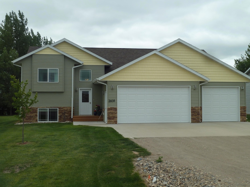 2608 5th St NE, Jamestown, ND 58401 - photo 1
