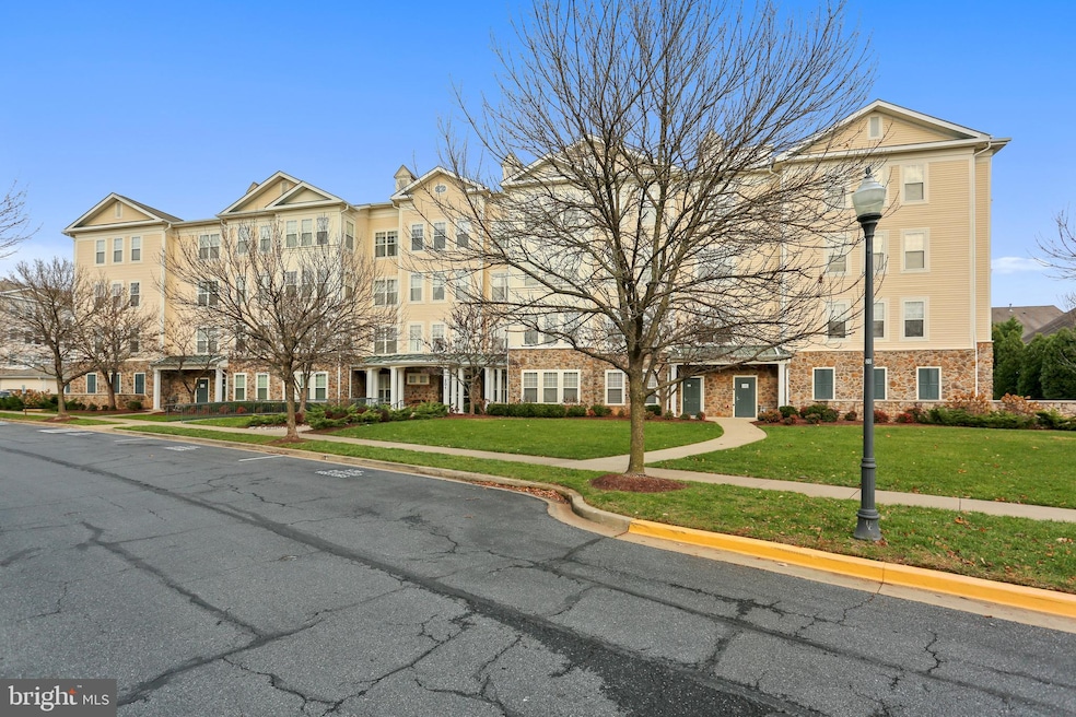 201 High Gables Dr unit 303, Gaithersburg, MD 20878 - photo 1