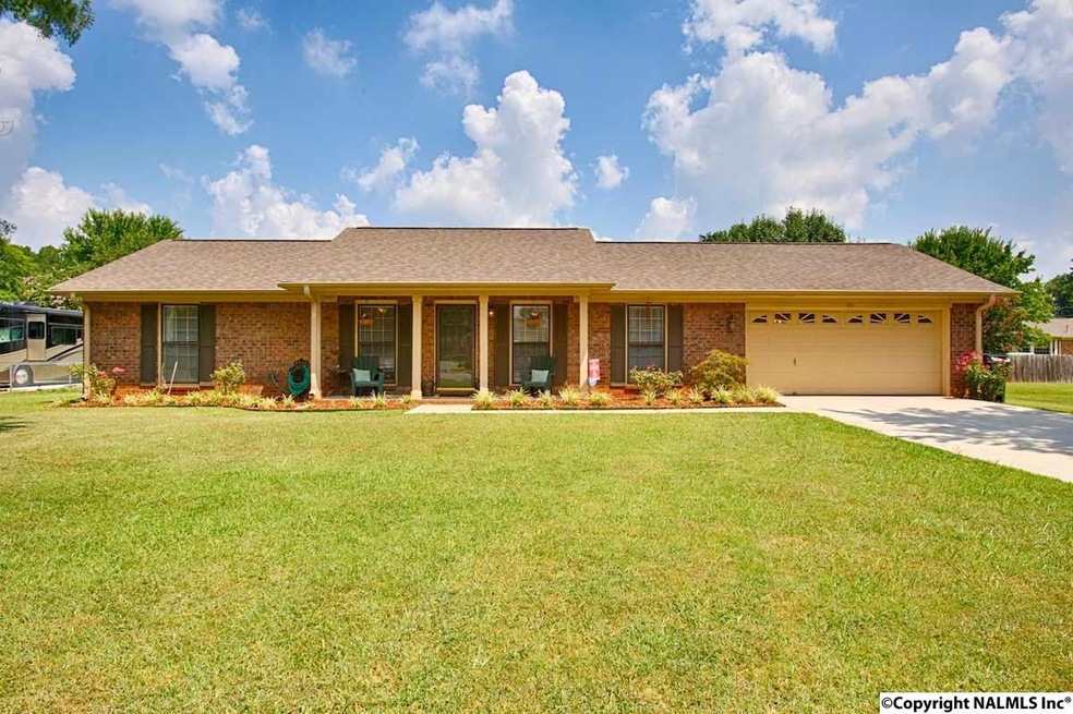 Full brick home conveniently located to Historic Downtown Madison and quick access to I-565 and Madison Boulevard.