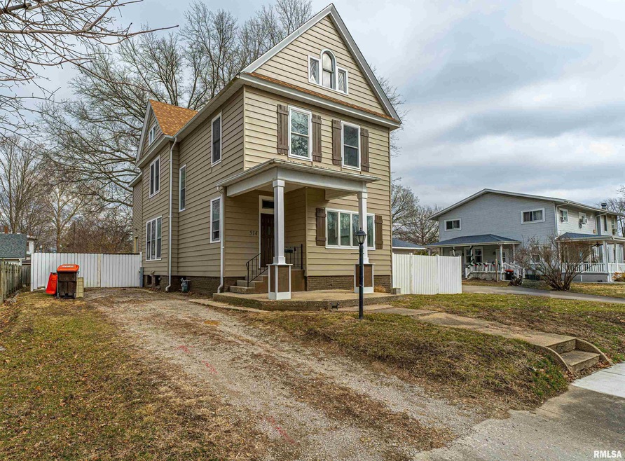 514 Delavan St, Lincoln, IL 62656 - photo 1