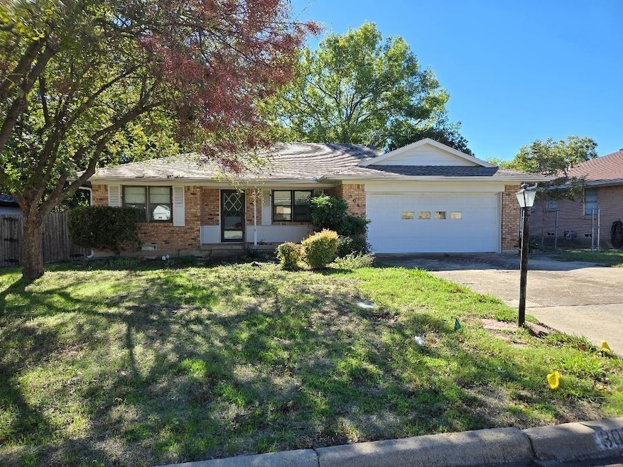 Ranch-style house featuring a garage and a front l