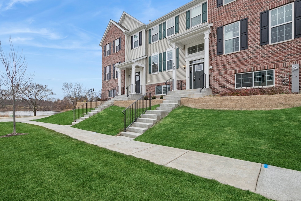 709 Neubauer Cir, Lindenhurst, IL 60046 - photo 1