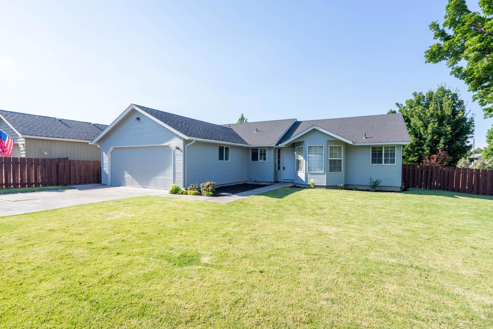 3013 SW Reindeer Ave, Redmond, OR 97756 - photo 1