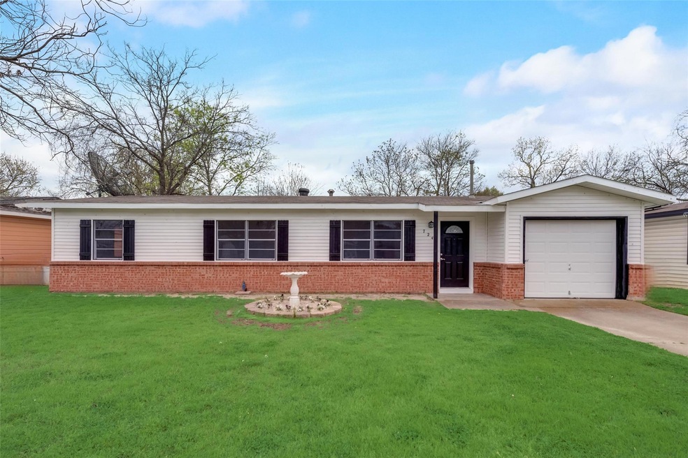 724 Greenway Dr, Hurst, TX 76053 - photo 1