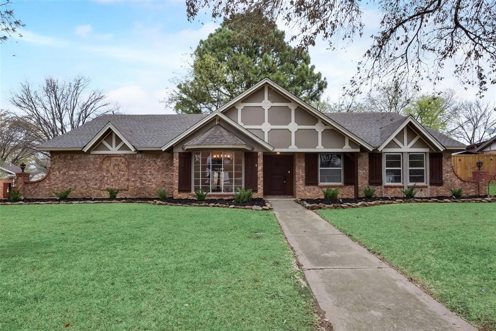 1913 Lincolnshire Dr, Bedford, TX 76021 - photo 1