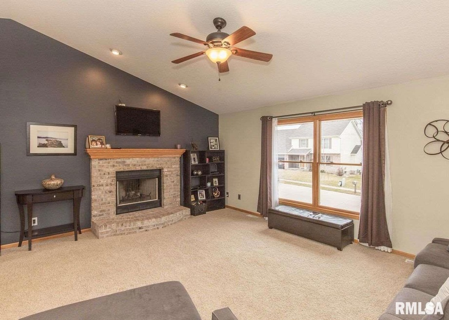 6141 N Thornwood Ave, Davenport, IA 52806 - photo 1