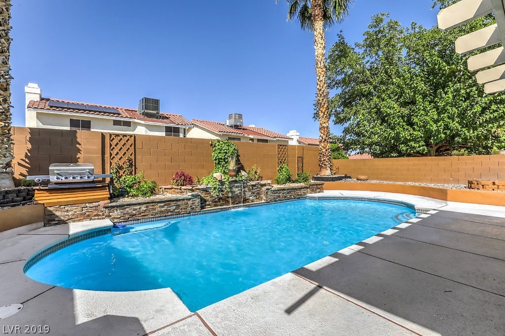 Don't miss this great house with a sparkling pool.