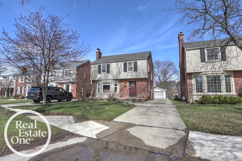 1812 Kenmore Dr, Grosse Pointe Woods, MI 48236 - photo 1