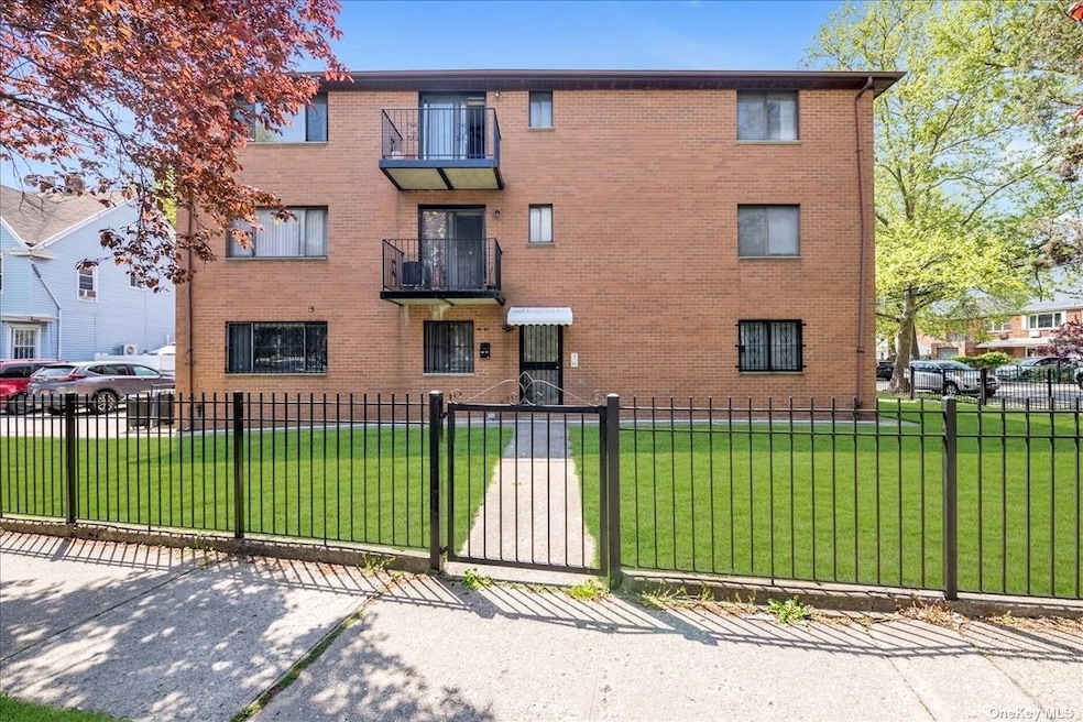 40-04 Murray St, Flushing, NY 11354 - photo 1