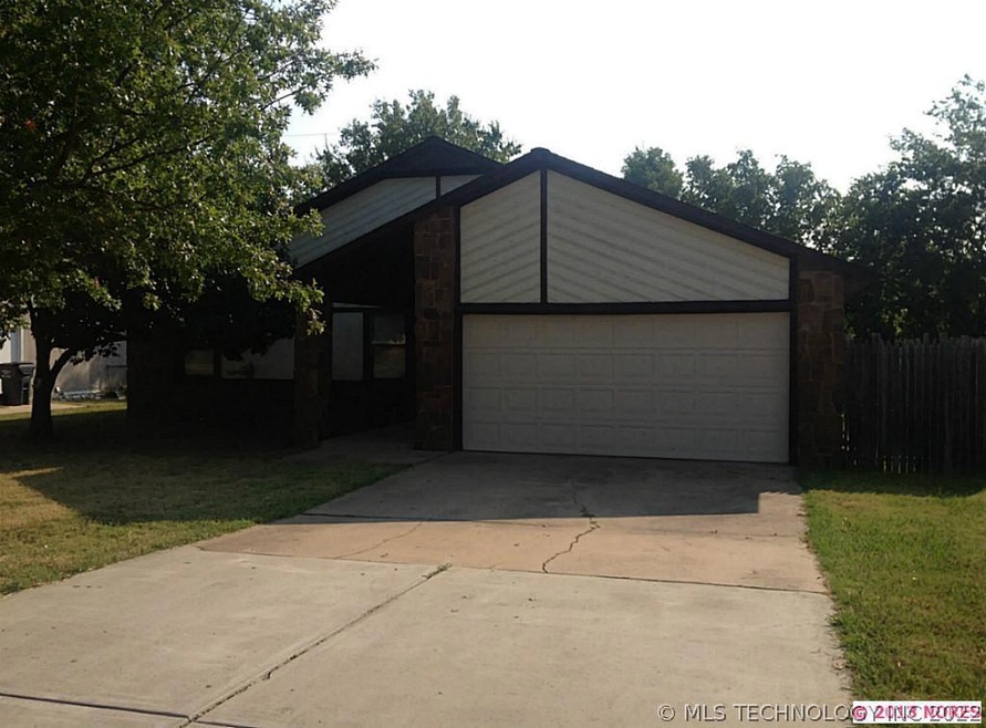 13907 S Poplar Place, Glenpool, OK 74033 - photo 1