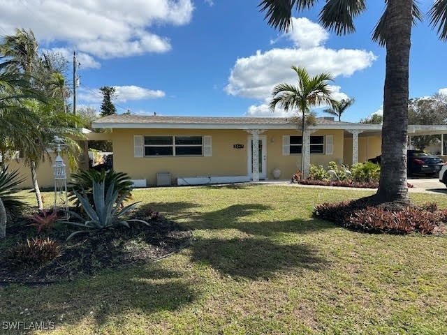 View of front facade featuring a front yard