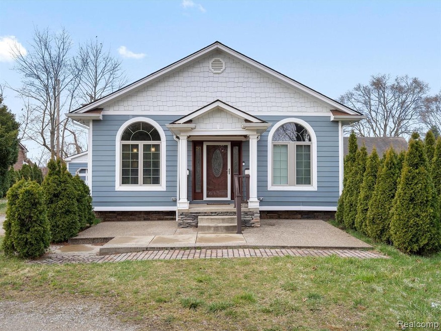 15 N Hospital Rd, Waterford, MI 48327 - photo 1