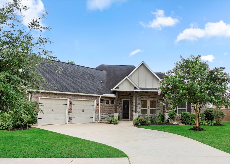 Welcome home to 103 Lakeshore Court. This exquisit