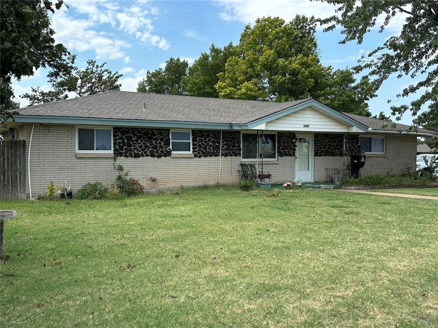 Ranch-style house with a front yard