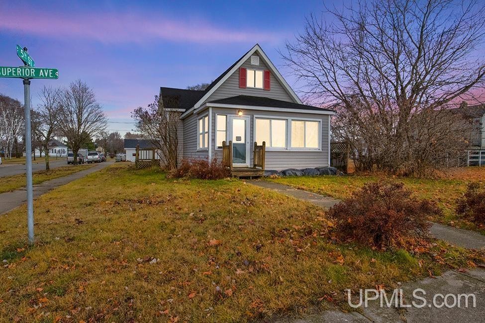 501 Superior Ave, Gladstone, MI 49837 - photo 1