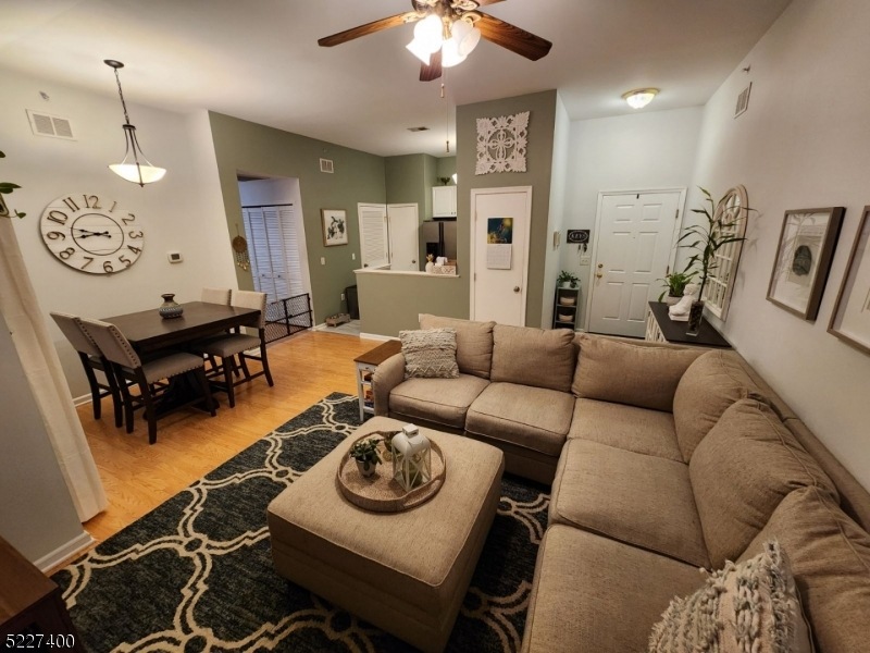 692 Honeybrook Cir unit 15692, Stewartsville, NJ 08886 - photo 1