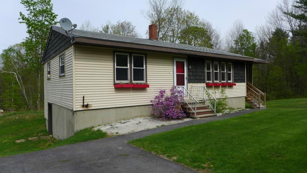 Compact & Carefree!-Snug ranch on 3...