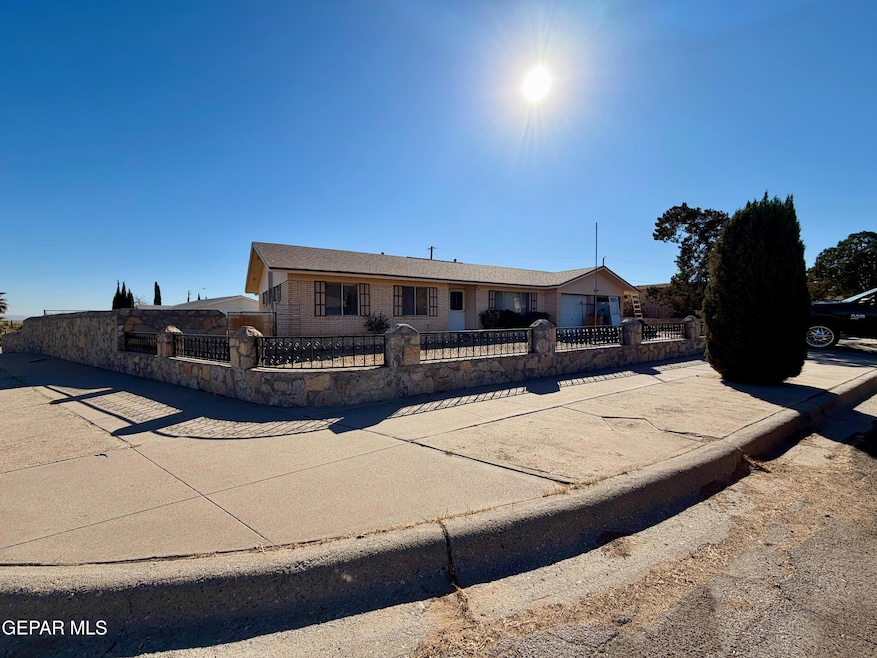 10220 Bon Aire Dr, El Paso, TX 79924 - photo 1